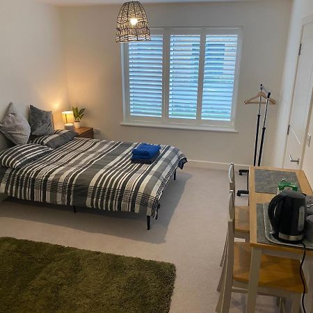 Very Large Double Room With Corner Sofa, Sky Tv, Netflix Etc, Fridge And Microwave Newhaven Exterior foto