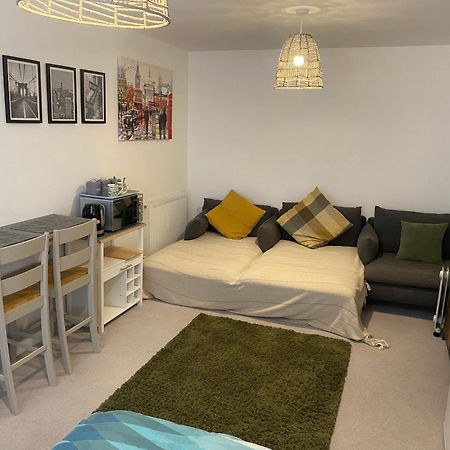 Very Large Double Room With Corner Sofa, Sky Tv, Netflix Etc, Fridge And Microwave Newhaven Exterior foto