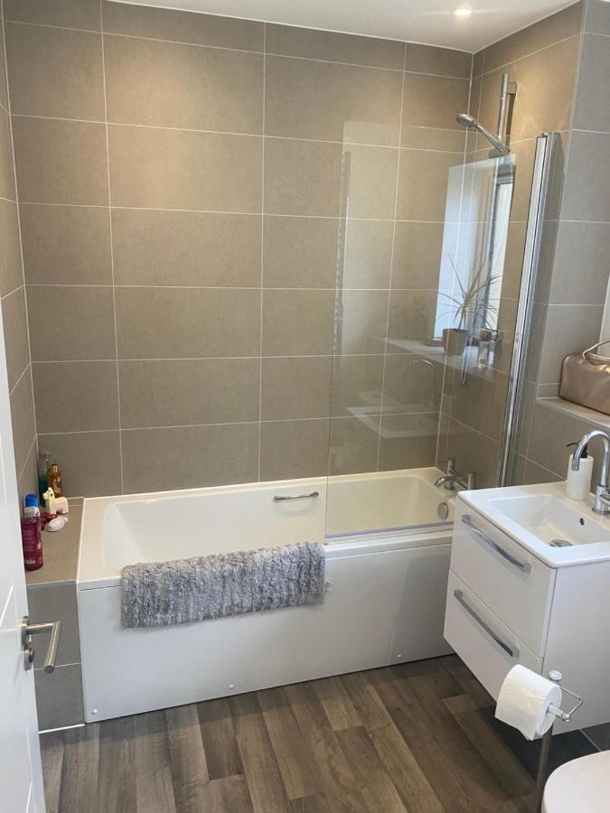 Very Large Double Room With Corner Sofa, Sky Tv, Netflix Etc, Fridge And Microwave Newhaven Exterior foto